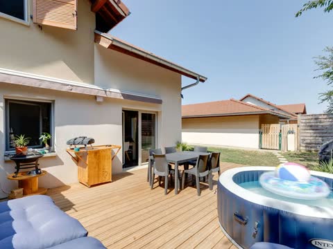 Photo d'annonce — terrasse en bois avec salon de jardin