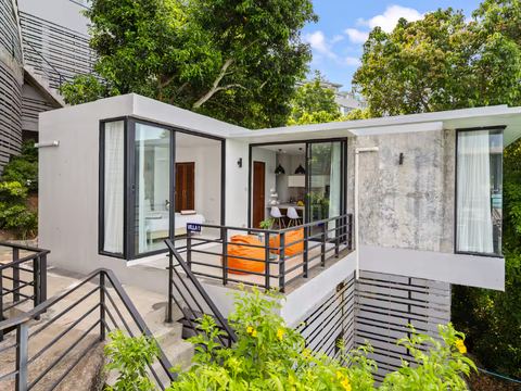 Photo d'annonce — terrasse et entrée de la villa